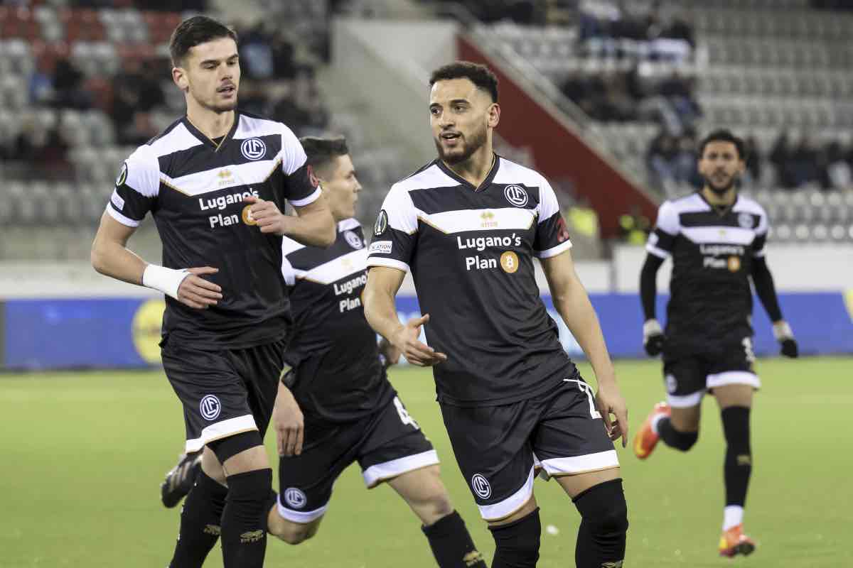 Hajdari con la maglia del Lugano a sinistra