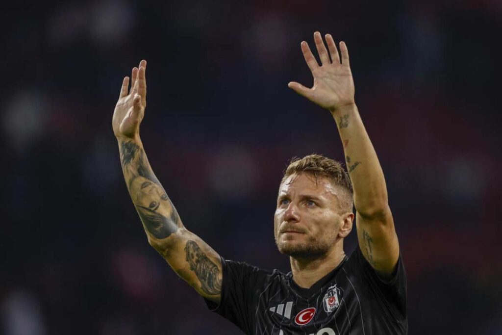 Immobile saluta