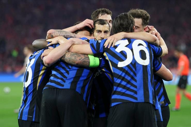 giocatori inter si abbracciano