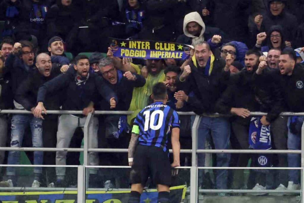 lautaro esulta coi tifosi