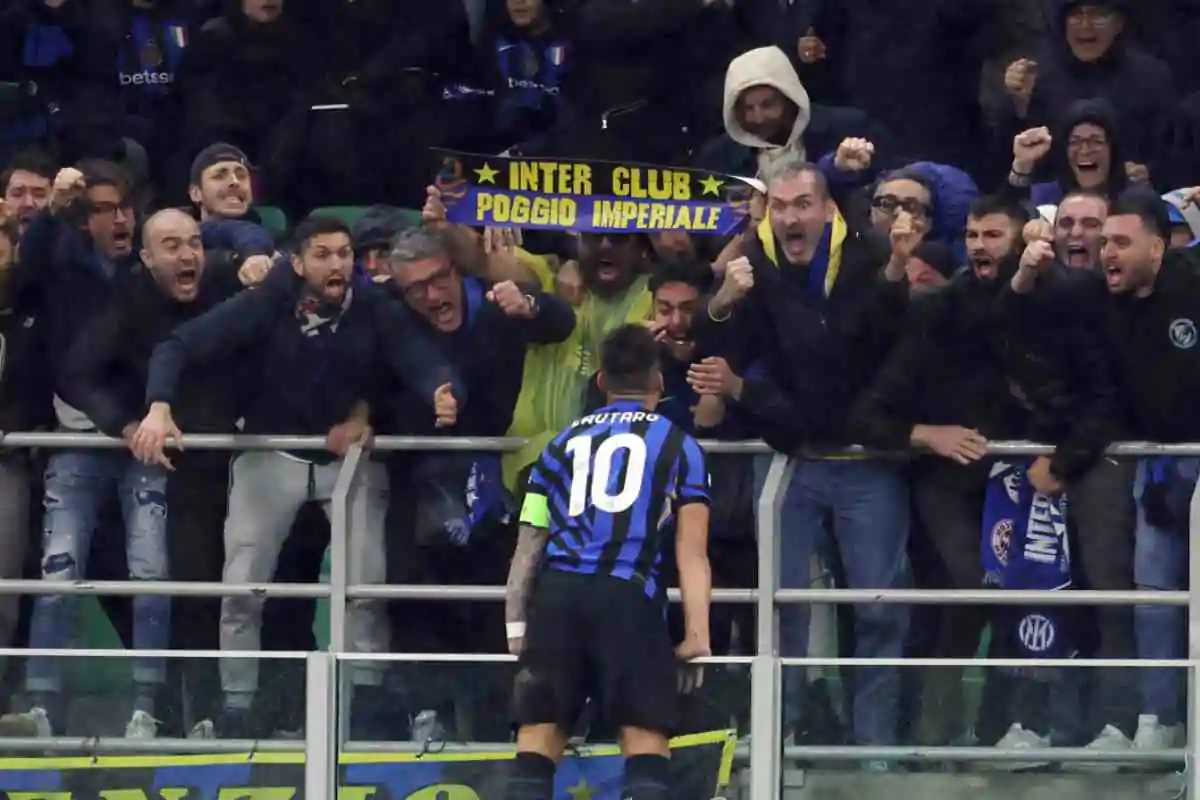 lautaro esulta coi tifosi