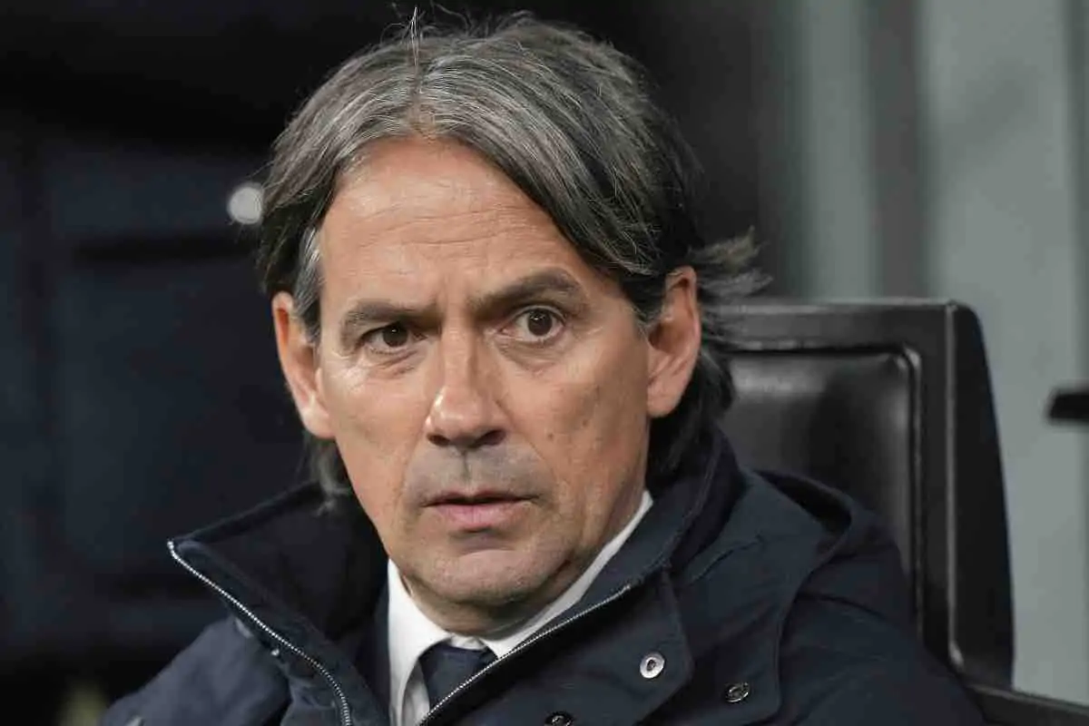 Inzaghi seduto in panchina