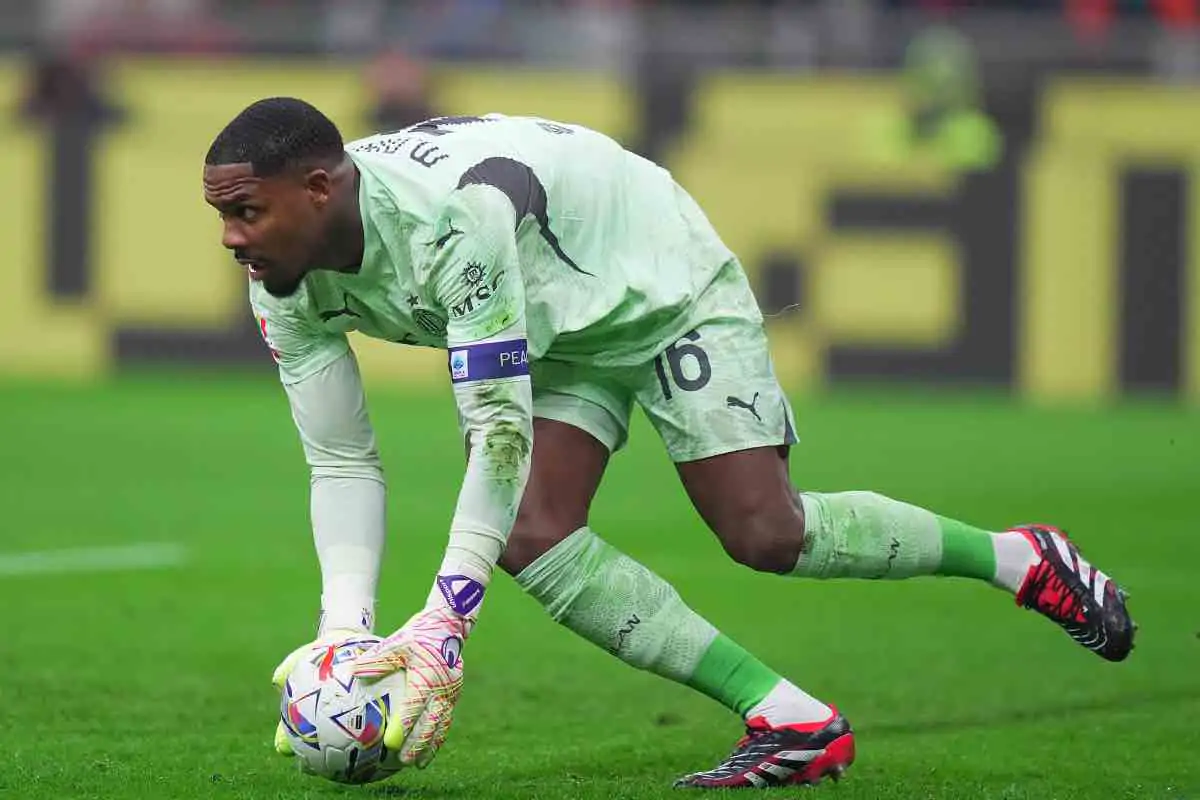 Maignan raccoglie il pallone con le mani