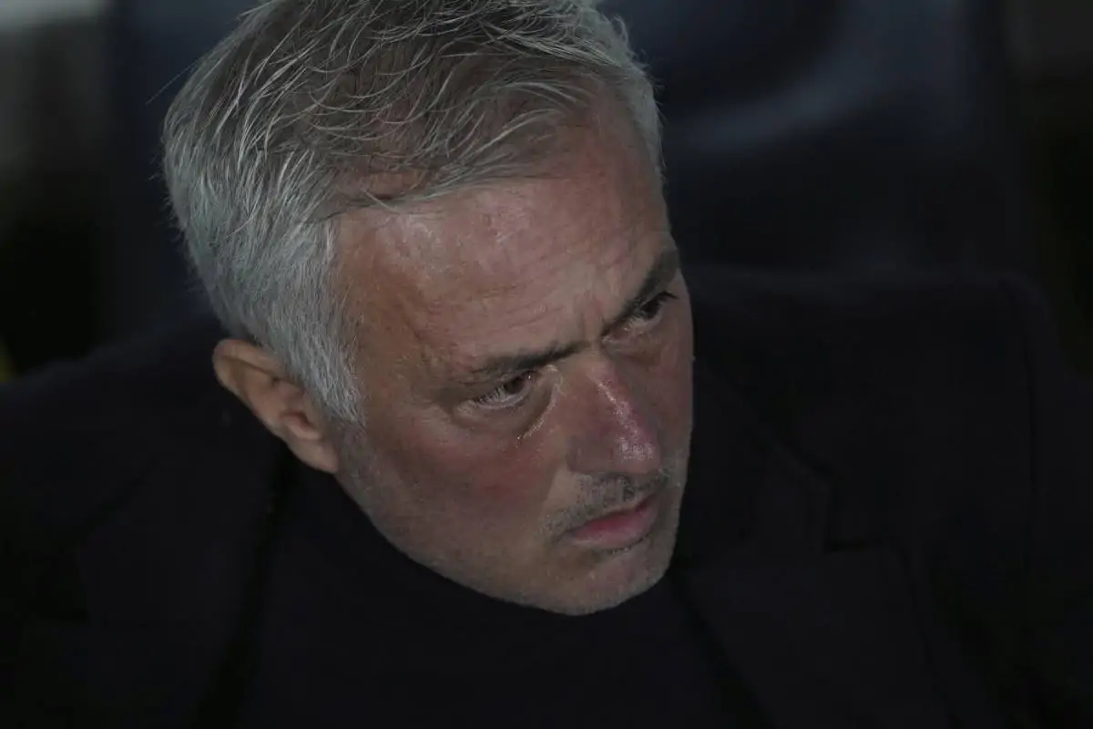 Mourinho seduto in panchina