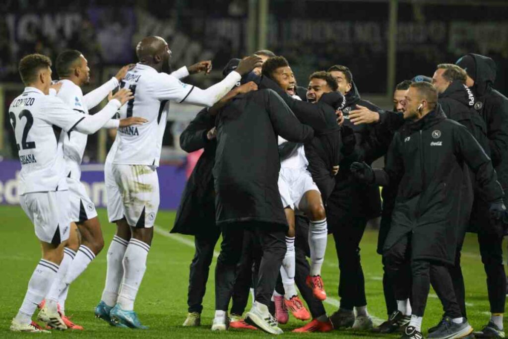 Il Napoli festeggia in gruppo dopo un gol segnato