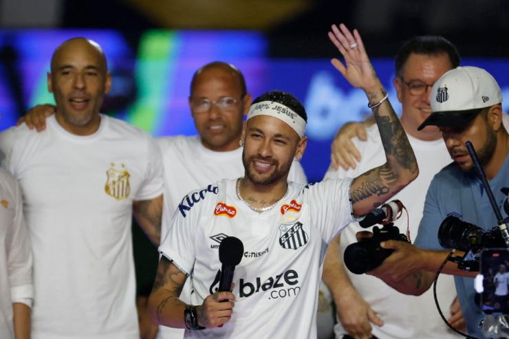 neymar al santos con microfono in mano