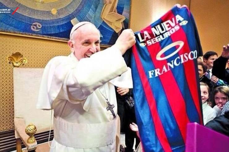 Papa Francesco sorridente con la maglia del San Lorenzo tra le mani