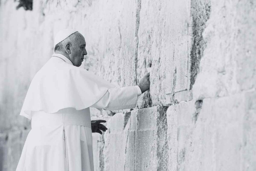 Un'immagine di Papa Francesco in bianco e nero