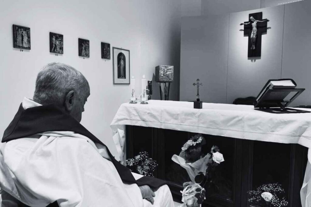 Papa Francesco in carrozzina in bianco e nero