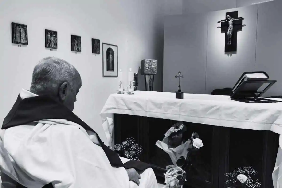 Papa Francesco in carrozzina in bianco e nero