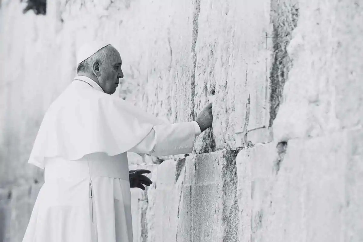 Un'immagine di Papa Francesco in bianco e nero