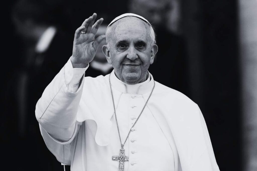 Papa Francesco immortalato mentre saluta in bianco e nero