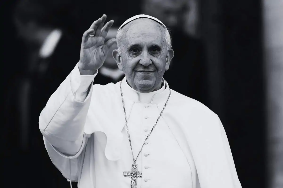 Papa Francesco immortalato mentre saluta in bianco e nero