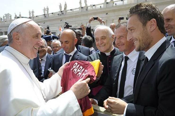Totti consegna una maglia della Roma a Papa Francesco prima della finale di Coppa Italia del 2013