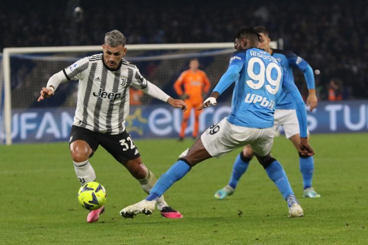 Paredes e Anguissa in un duello di gioco
