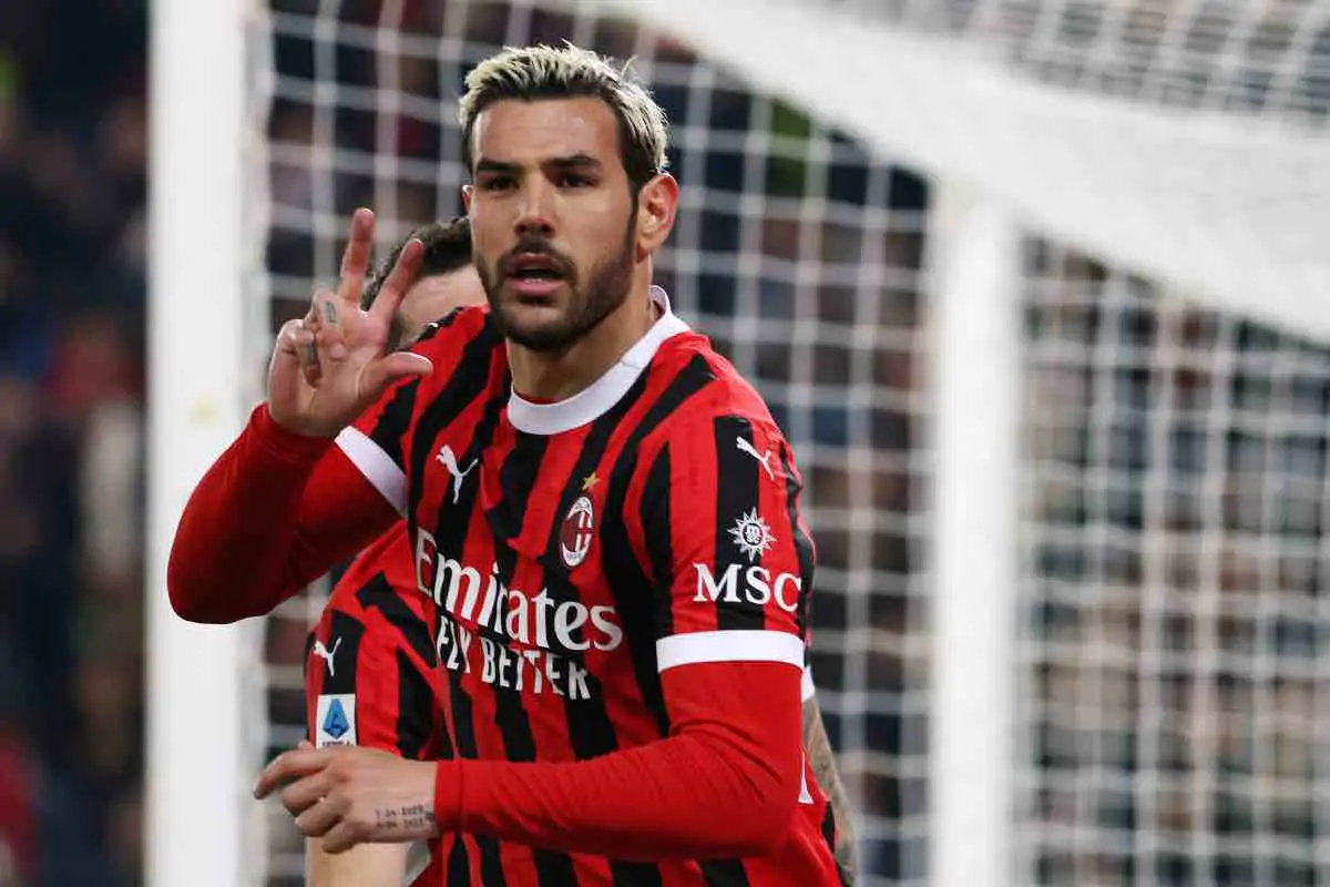 Theo Hernandez esulta dopo il gol all'Udinese