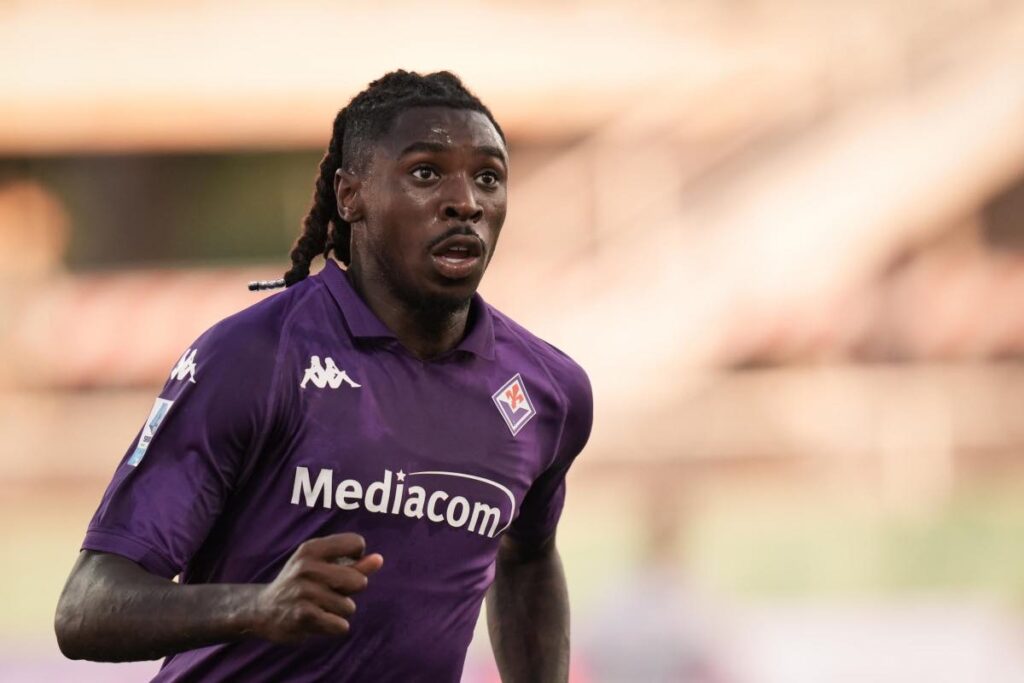 Kean corre con la maglia della Fiorentina