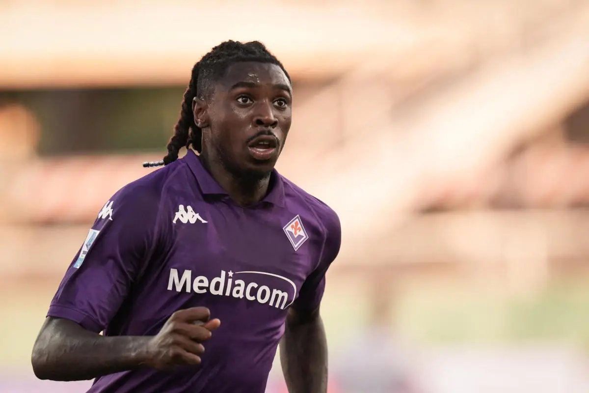 Kean corre con la maglia della Fiorentina