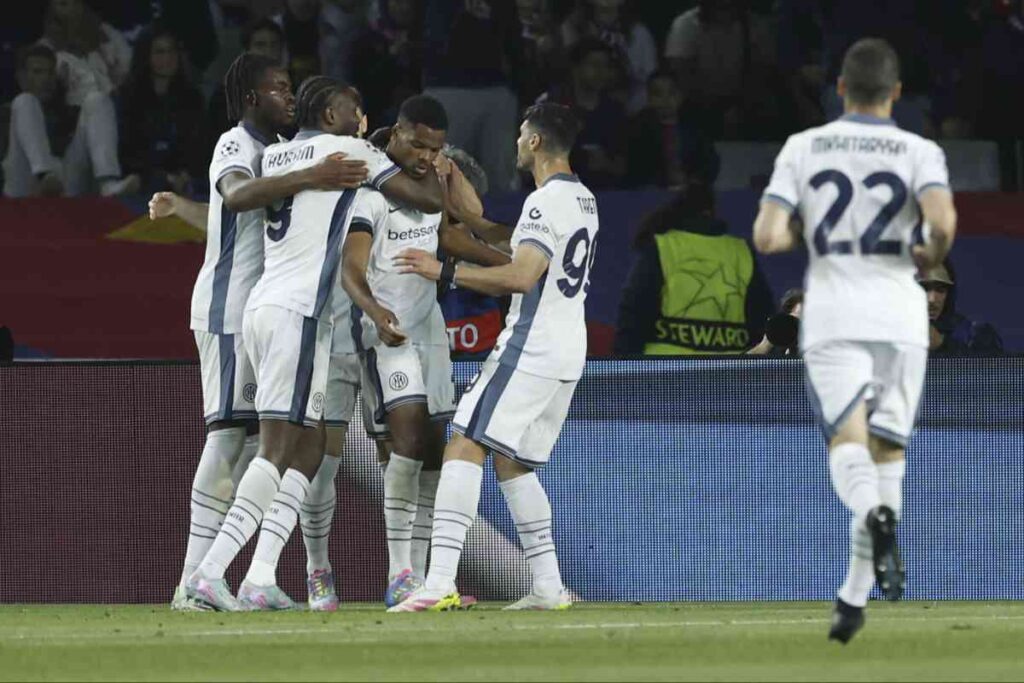 Giocatori Inter si abbracciano in campo