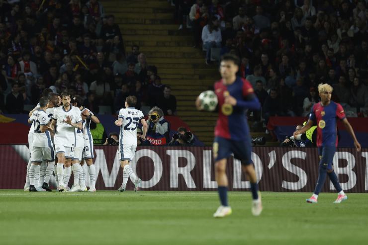 Giocatori Inter in campo contro il Barcellona