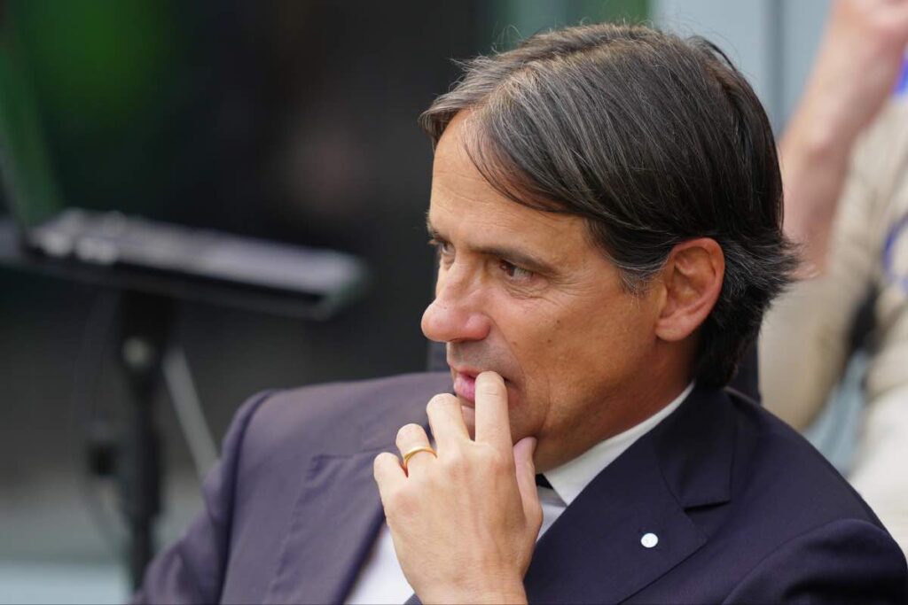 Inzaghi osserva in panchina