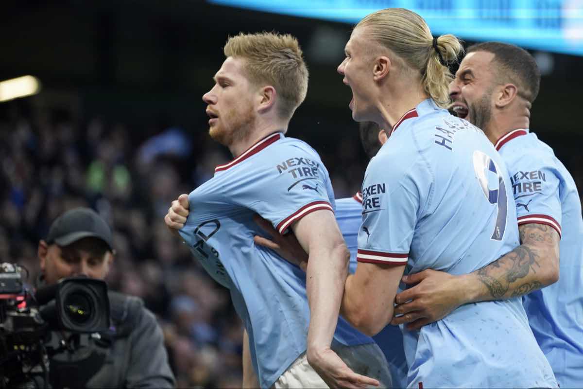 Calciomercato Napoli, il colpaccio dal Manchester City ha del clamoroso: tifosi in fibrillazione Calciomercato Napoli, il colpaccio dal Manchester City ha del clamoroso: tifosi in fibrillazione