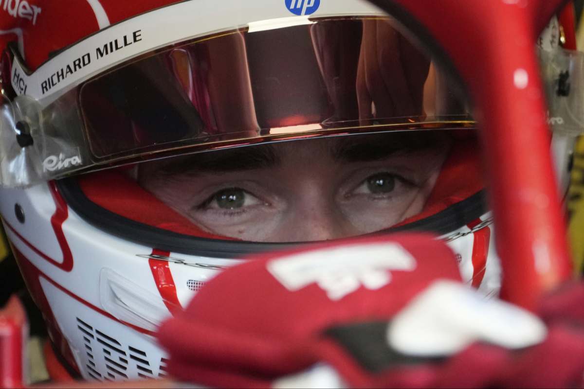 Leclerc con il casco