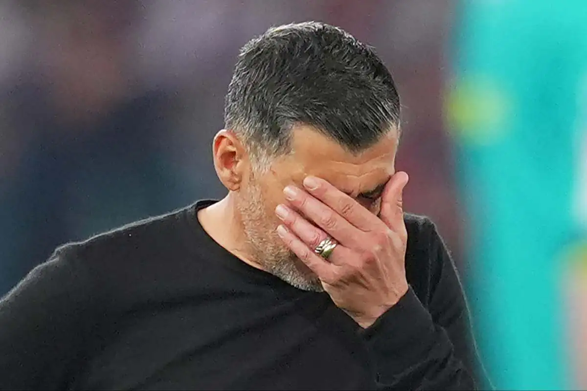 Conceicao con la mano sul viso