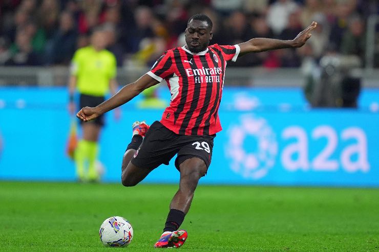Fofana calcia il pallone