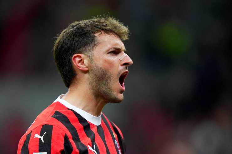 Santiago Gimenez esulta in maglia Milan