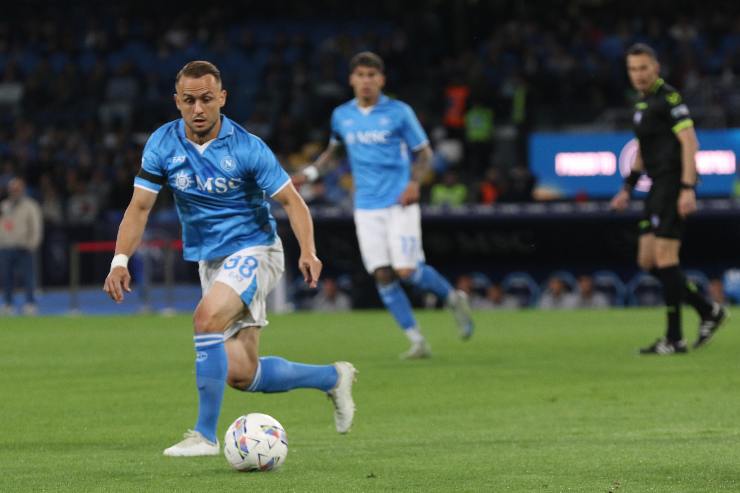 Stanislav Lobotka in azione con la maglia del Napoli
