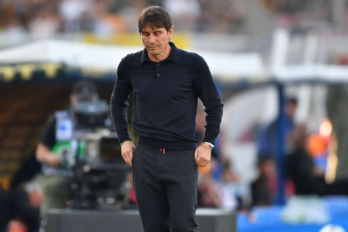 Conte pensieroso a bordo campo