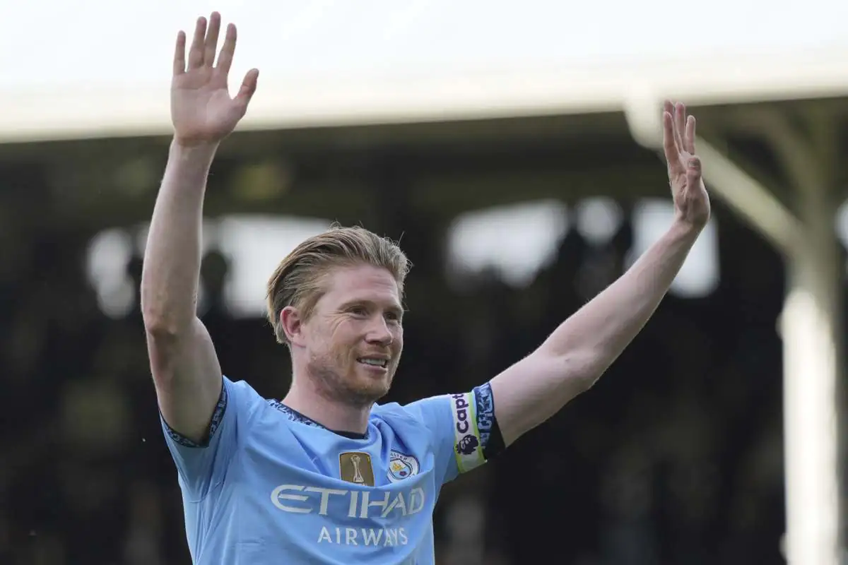 De Bruyne saluta con indosso la maglia del Manchester City