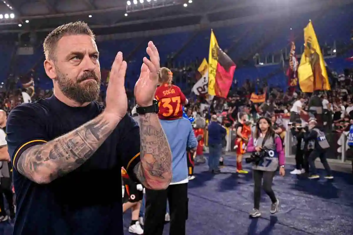 de rossi che applaude