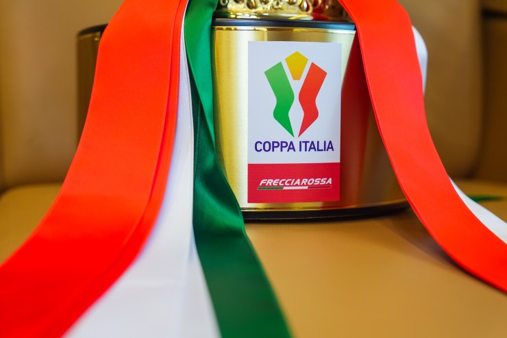 Il logo della Coppa Italia sul trofeo