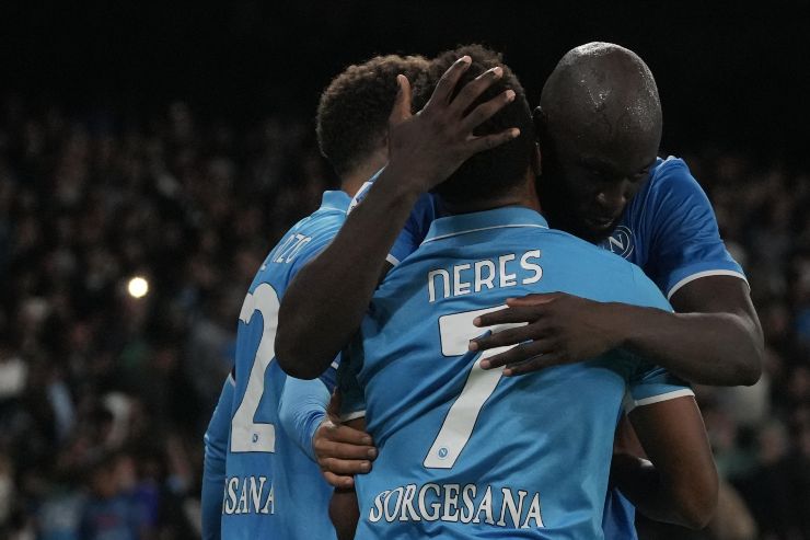 Neres E Lukaku che si abbracciano