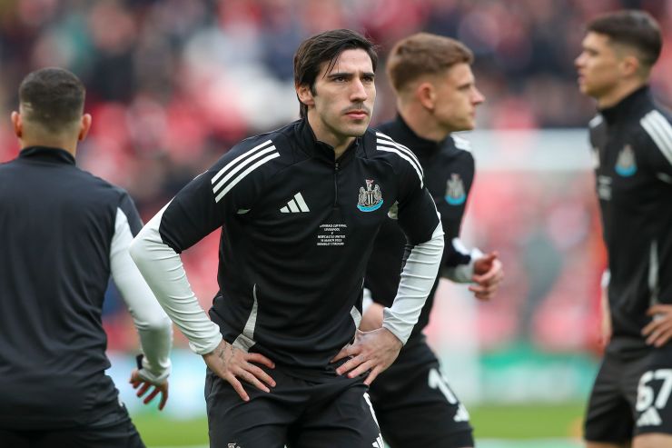 Tonali si riscalda con i suoi compagni con gli abiti del Newcastle