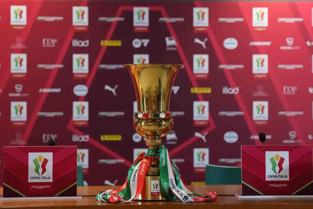 Il trofeo della Coppa Italia in conferenza stampa