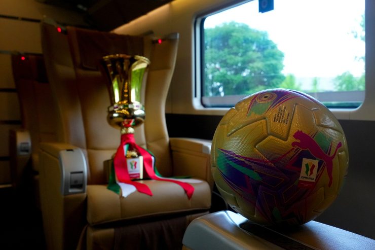Il trofeo e il pallone della finale di Coppa Italia