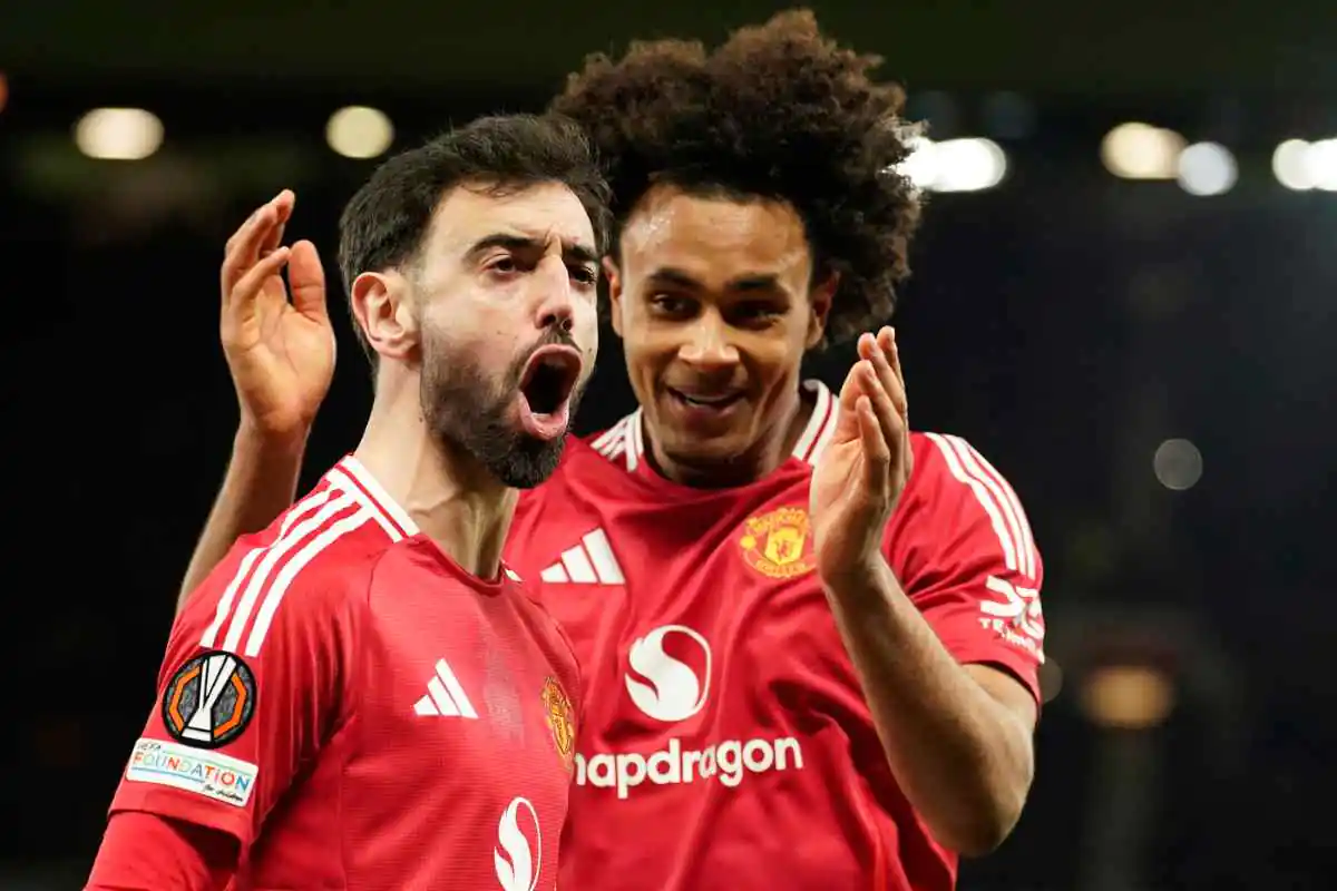 Bruno Fernandes e Zirkzee esultano al gol dei Red Devils