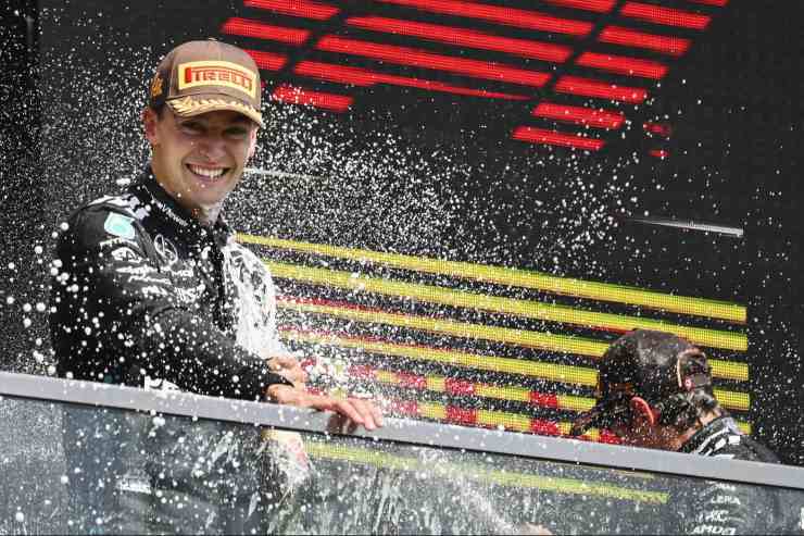 Kimi Antonelli esulta sul podio