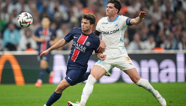 Balerdi in contrasto nella sfida contro il PSG con la fascia da capitano al braccio