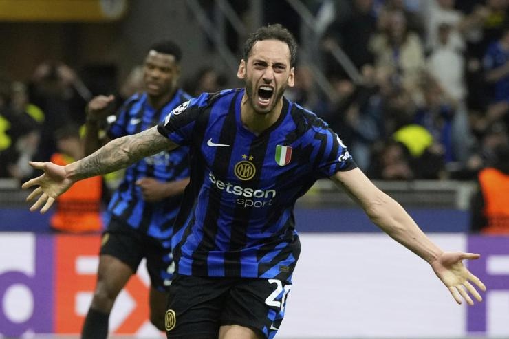 Hakan Çalhanoğlu esulta dopo il gol al Barcellona