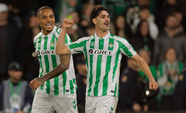 Johnny Cardoso esulta con la maglia del Betis