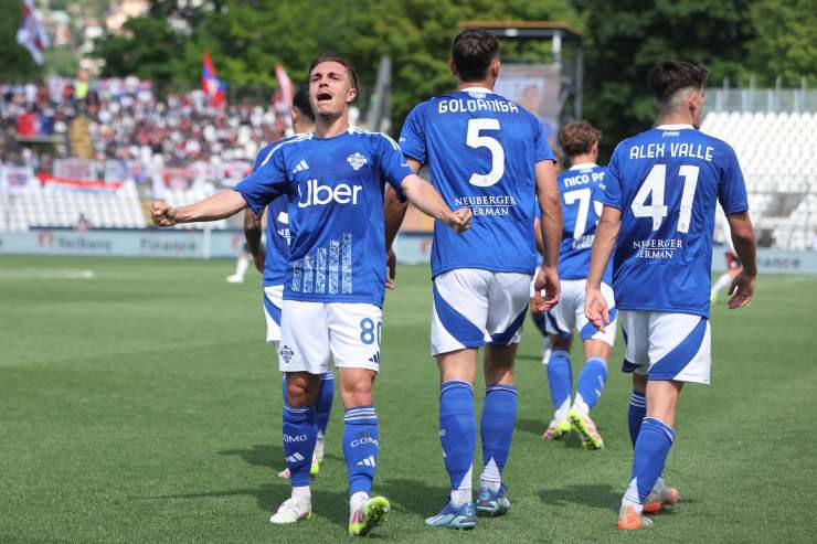 Il Como esulta dopo un gol
