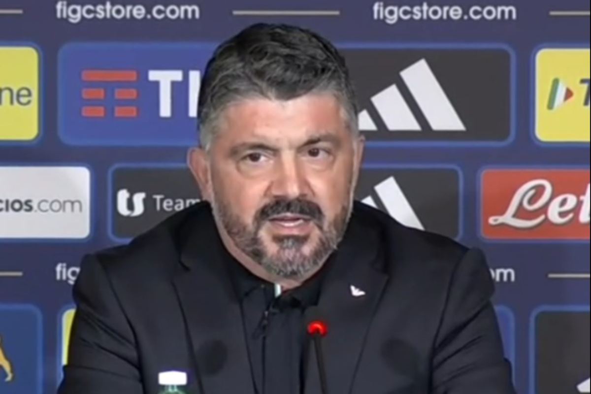 Presentazione Gattuso, frecciata netta ad Acerbi e non solo: poi l’annuncio dello staff “a tinte azzurre” Presentazione Gattuso, frecciata netta ad Acerbi e non solo: poi l’annuncio dello staff “a tinte azzurre”