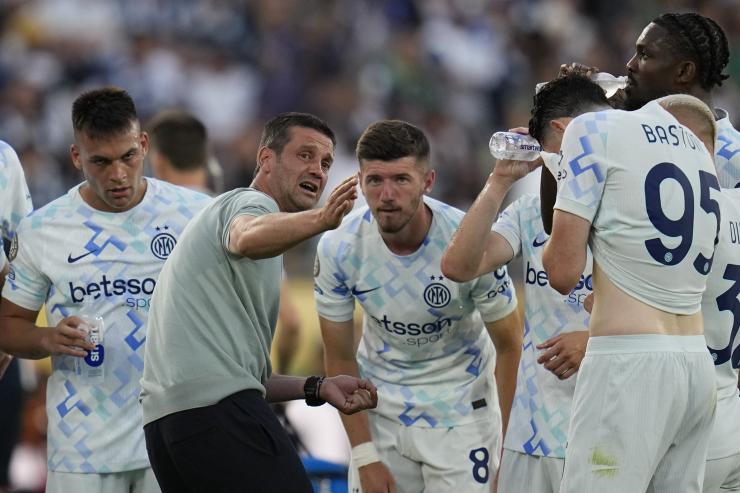Chivu dà indicazioni ai suoi giocatori al Mondiale per Club