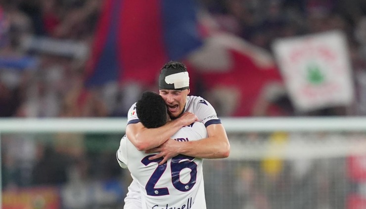 Beukema e Lucumi si abbracciano dopo la vittoria in finale di Coppa Italia contro il Milan all'Olimpico di Roma