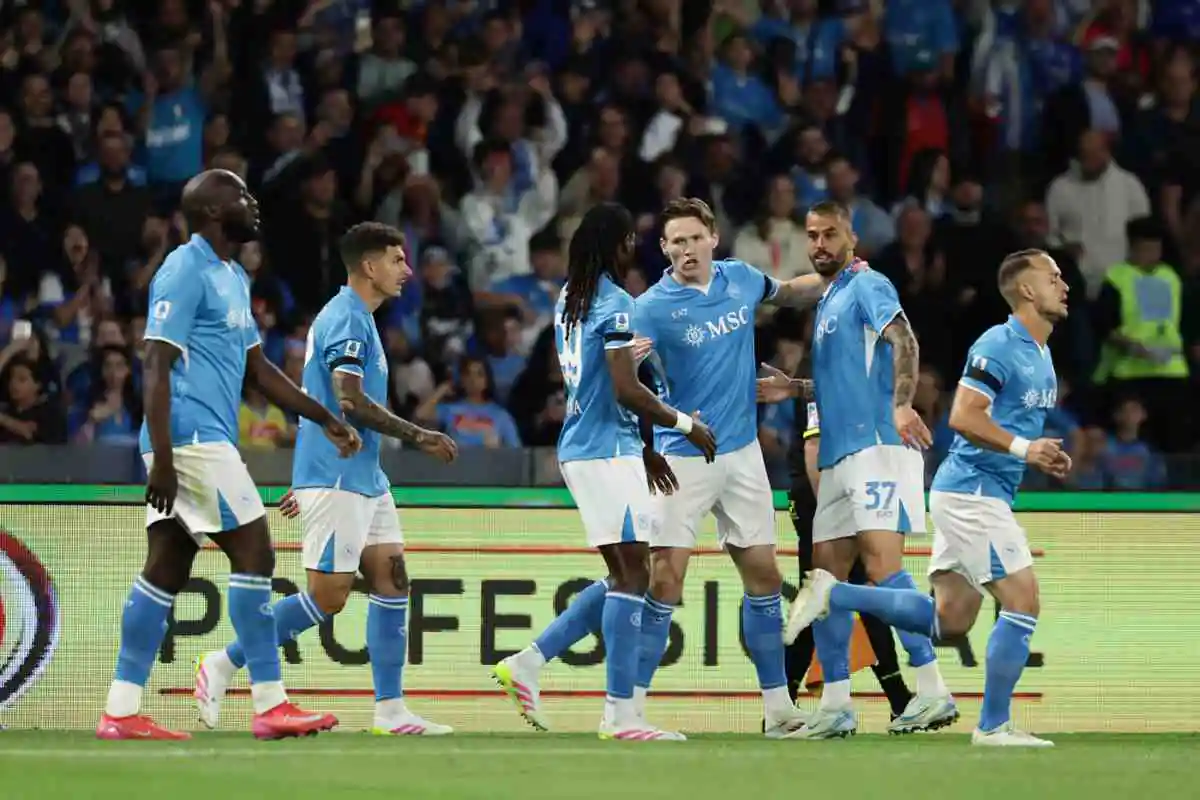 Il Napoli esulta in campo