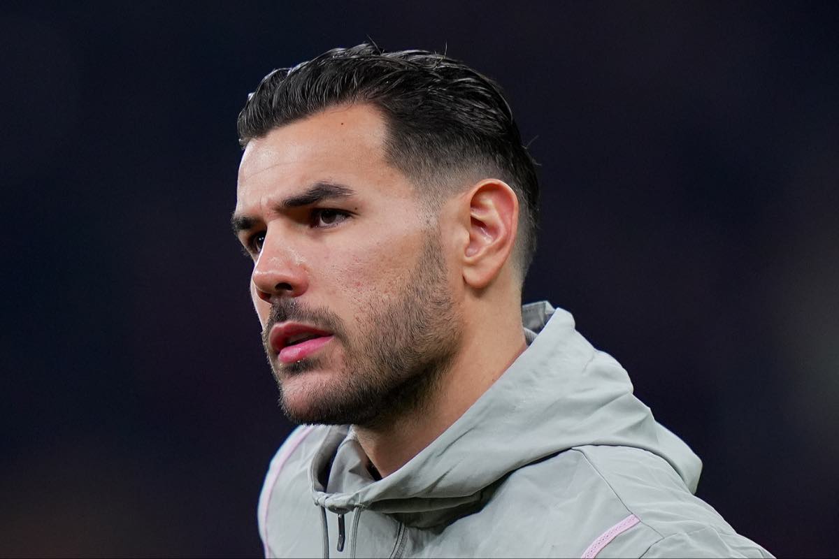 Milan, la Spagna chiude le porte a Theo Hernandez: c’entrano i tifosi Milan, la Spagna chiude le porte a Theo Hernandez: c’entrano i tifosi